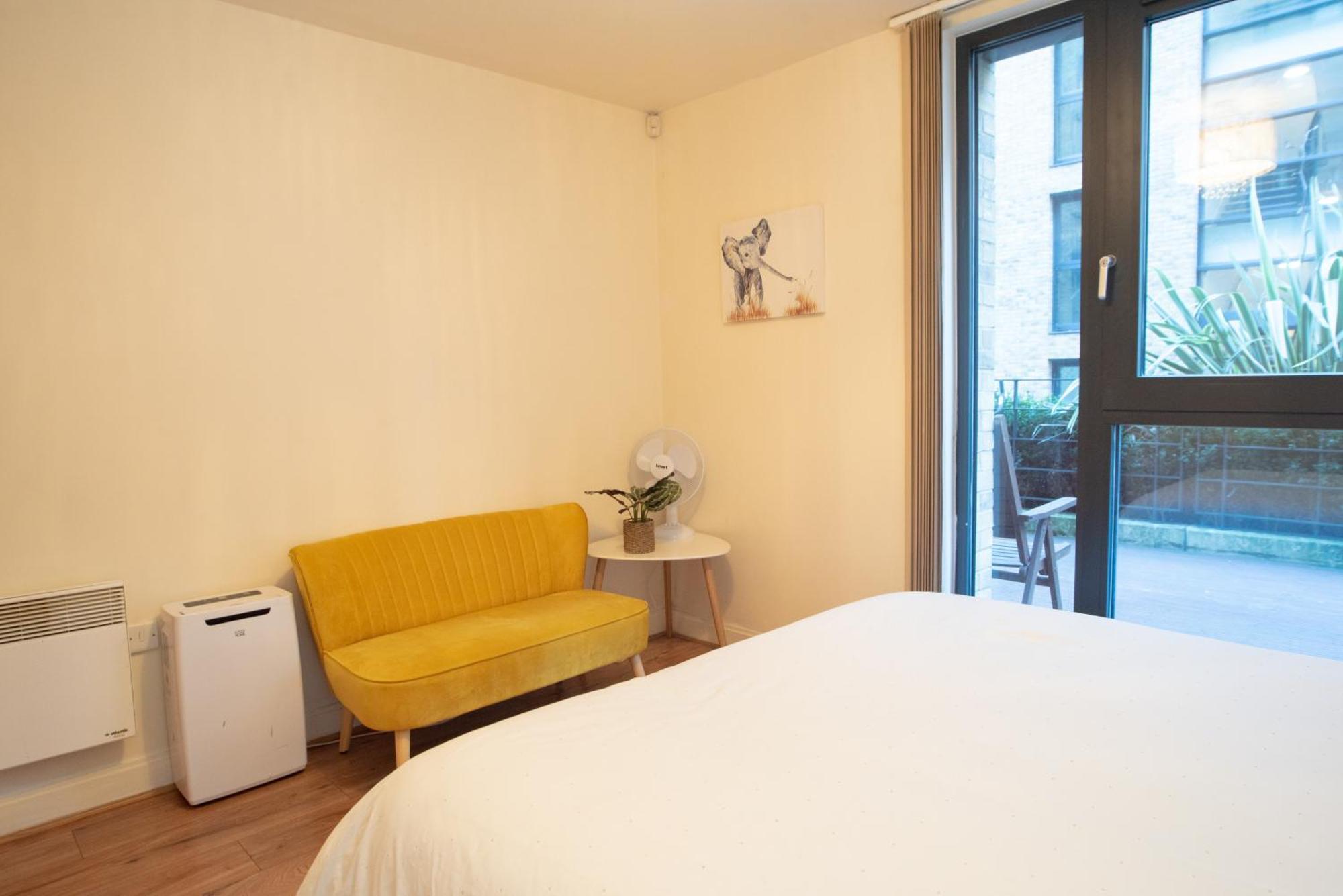 Spacious 1 Bed Apartment With Workspace, Coffee & Free Secure Parking Birmingham Eksteriør billede