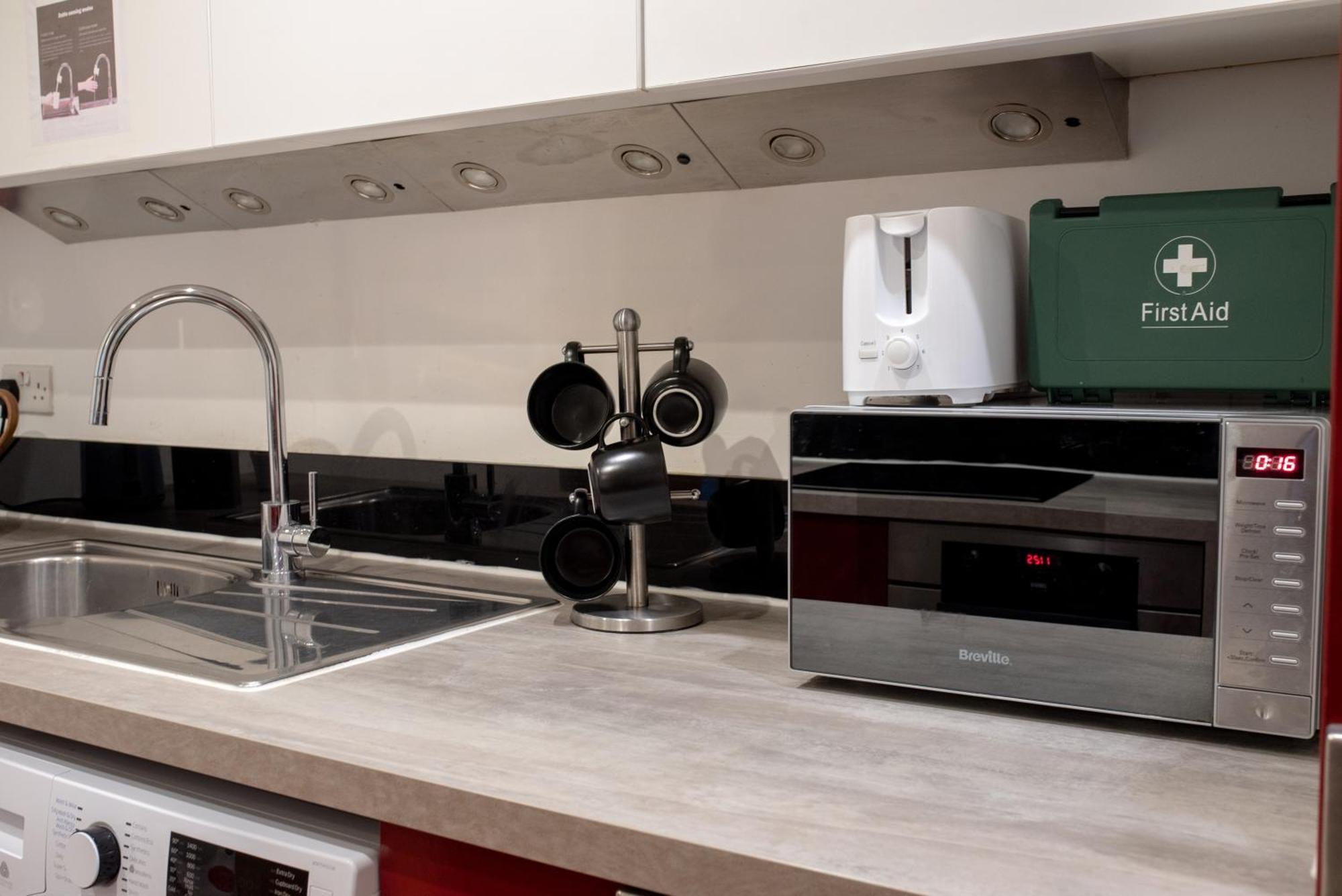 Spacious 1 Bed Apartment With Workspace, Coffee & Free Secure Parking Birmingham Eksteriør billede